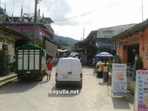 Comerciantes en la calle Independencia de Coyutla, Ver.